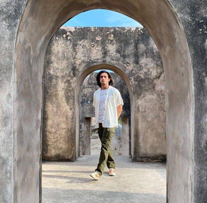outfit white shirt ala Omar Daniel (instagram.com/omardaniel_)