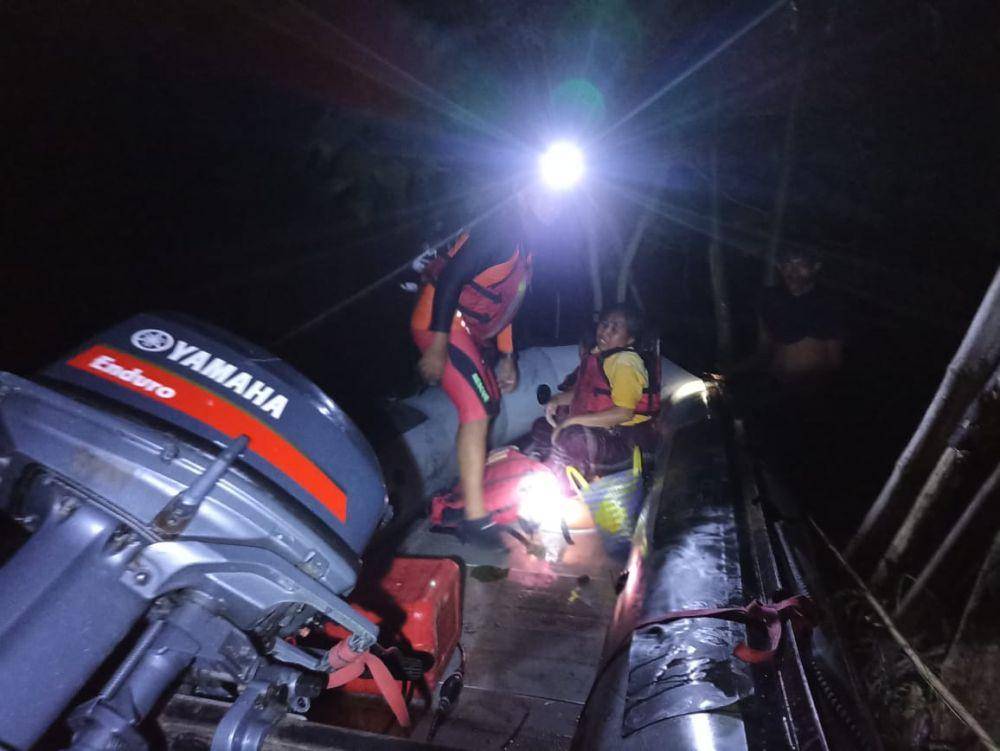 Proses evakuasi warga yang terjebak Banjir di Sungai Serading Kecamatan Moyo Hulu Kabupaten Sumbawa, Rabu (5/4/2023) dini hari. (dok. SAR Mataram)