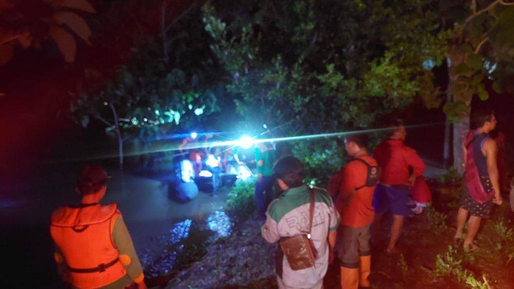 Evakuasi korban banjir yang terjebak di Sungai Serading Kecamatan Moyo Hulu Kabupaten Sumbawa. (dok. SAR Mataram)
