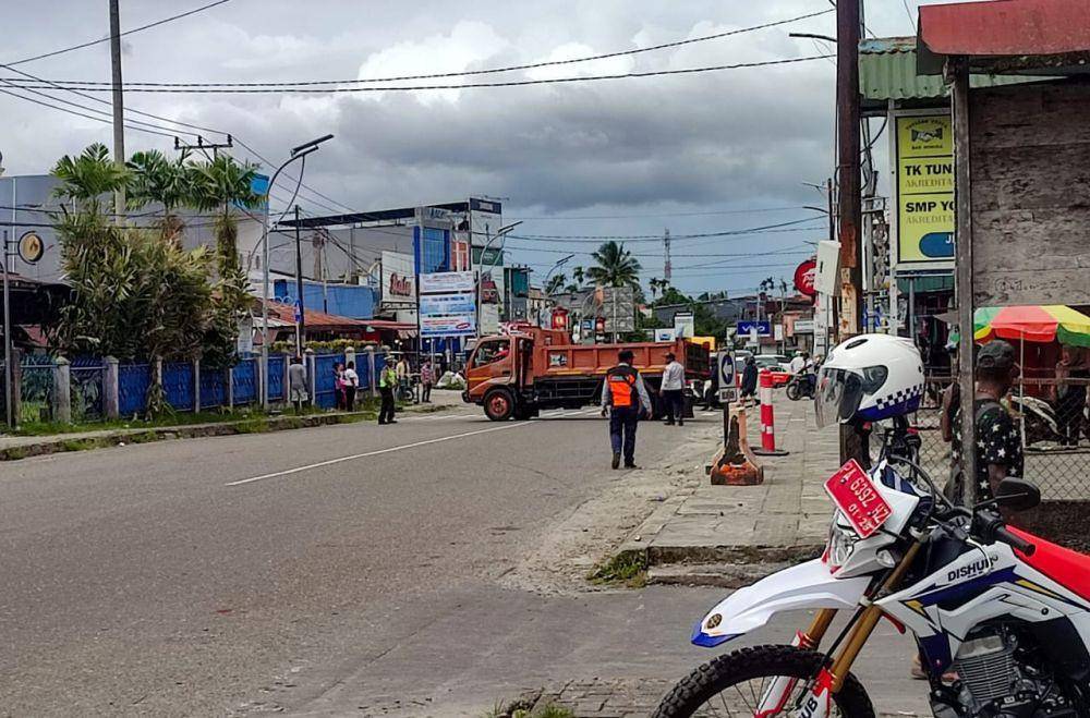 Sebuah truk terpaksa putar balik arah lantaran belum mengerti kebijakan baru yang dikeluarkan Dinas Perhubungan Mimika. (IDN Times/Endy Langobelen)