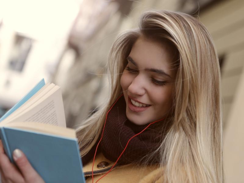 Liburan di Rumah? 5 Seri Novel Fantasi Ini Bikin Kamu Pindah Dimensi!