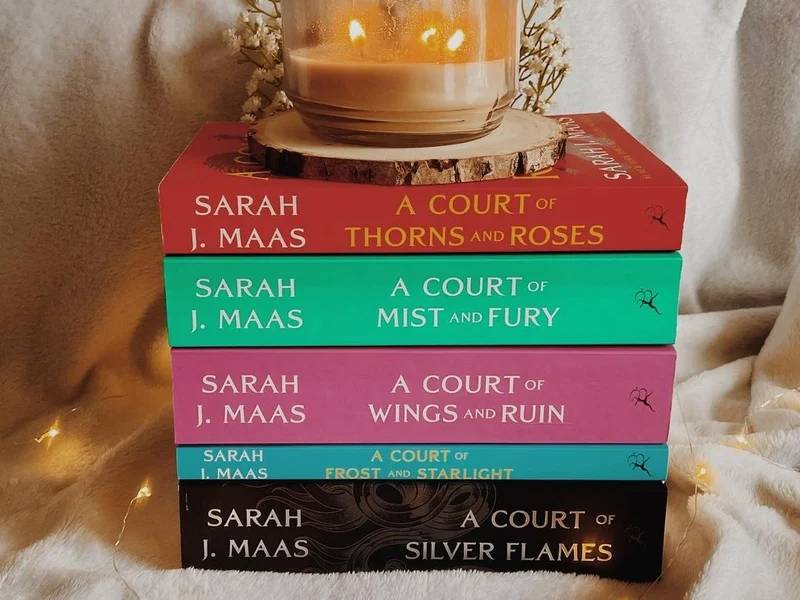 A Court of Thorns and Roses Series oleh Sarah J. Maas (instagram.com/bookishbyhope)