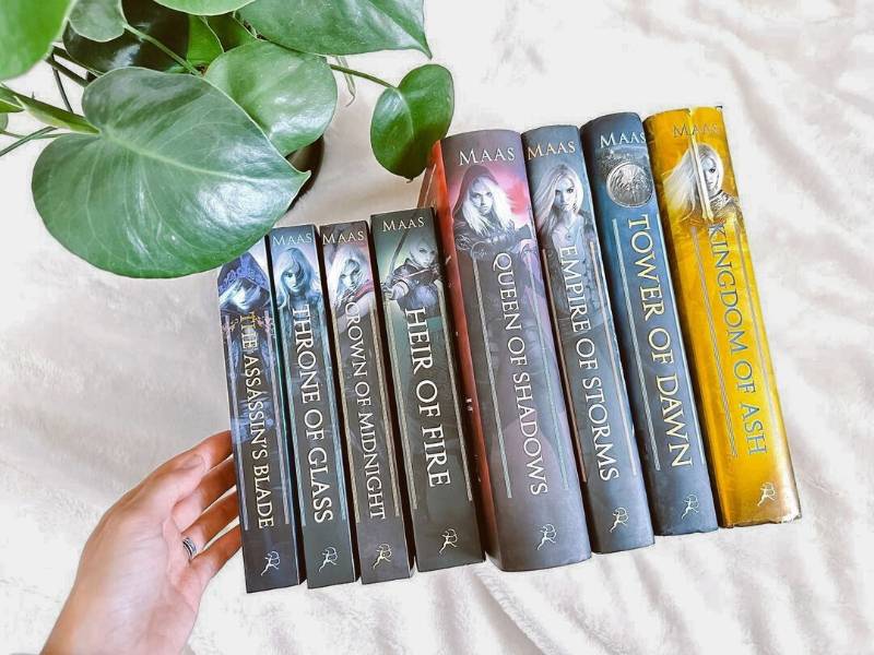 Throne of Glass Series oleh Sarah J. Maas (instagram.com/courtneys__library)