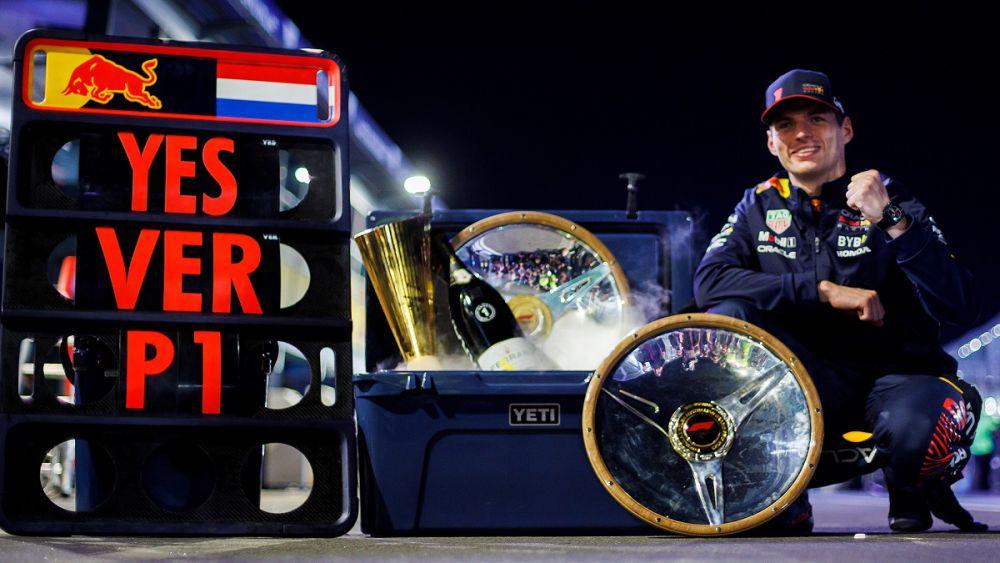 Max Verstappen berfoto seusai memenangi GP Australia 2023. (twitter.com/redbullracing)