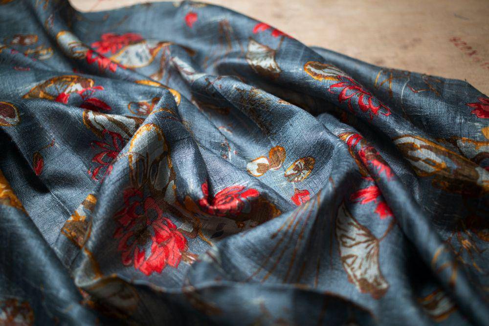 Kain motif bertekstur (Pexels/maadhuri g)