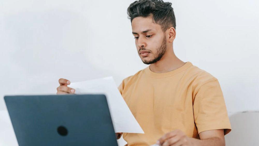 ilustrasi mahasiswa menyusun CV dan resume di laptop (Pexels.com/Michael Burrows)