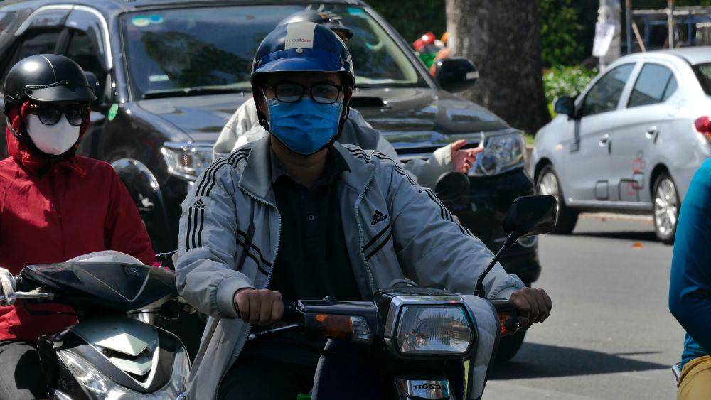 ilustrasi memakai masker saat berkendara (pexels.com/Zbigniew Bielecki)