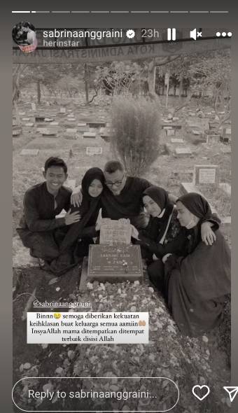 potret pemakaman ibu Sabrina Anggraini (instagram.com/sabrinaanggraini)