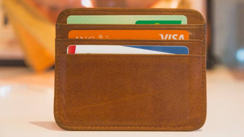 Ilustrasi dompet berisi kartu lisensi mengemudi (unsplash.com/ Stephen Phillips - Hostreviews.co.uk)