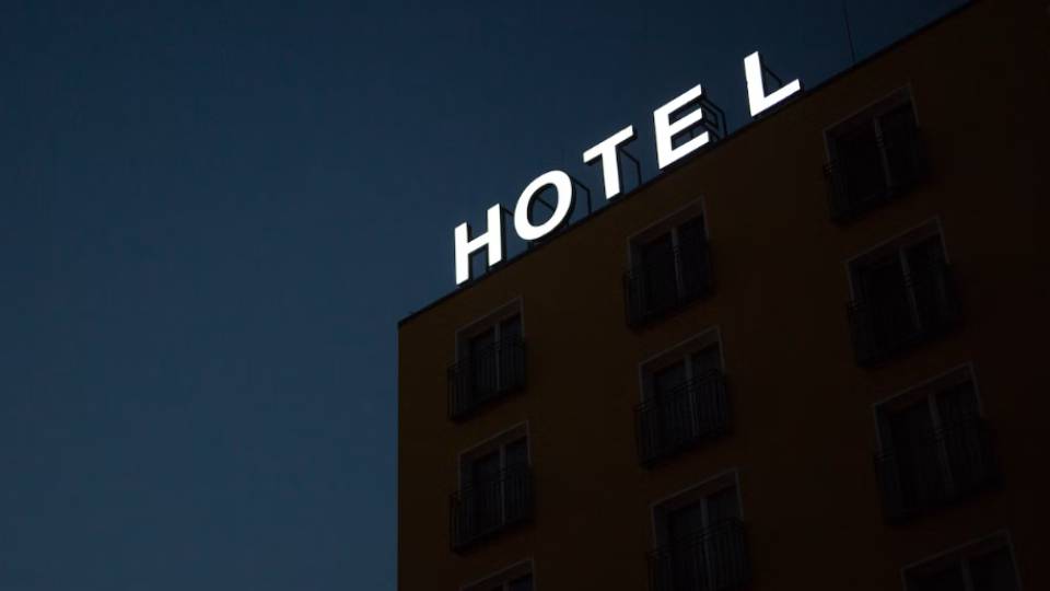 Ilustrasi hotel atau penginapan (unsplash.com/Marten Bjork)