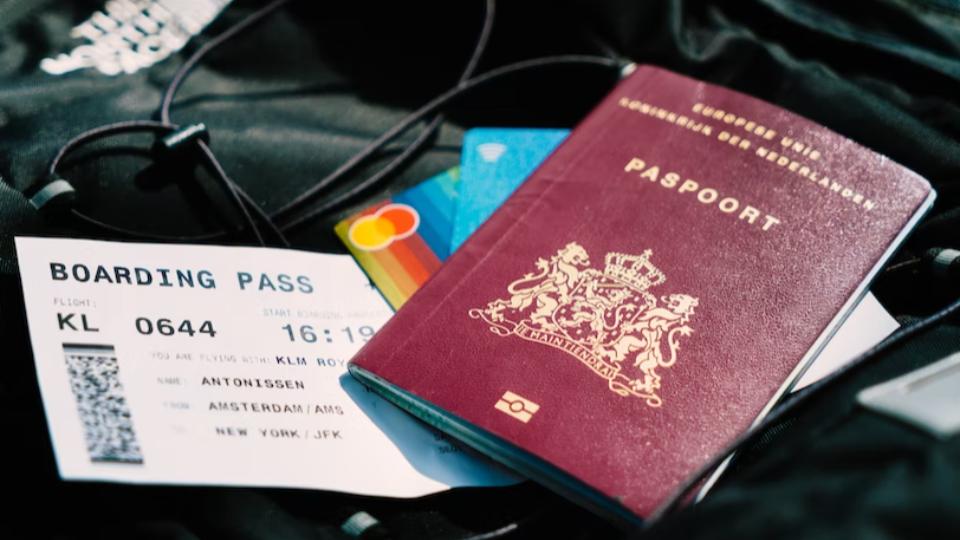 Ilustrasi pasport dan data diri (unsplash.com/Go to CardMapr.nl)
