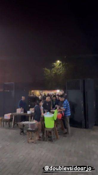 Via Vallen bagi makan sahur gratis (instagram.com/chevra_yo88)