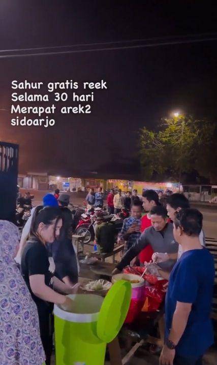 Via Vallen bagi makan sahur gratis (instagram.com/chevra_yo88 via instagram.com/indozone.id)