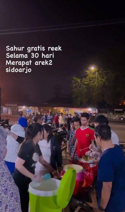 Via Vallen bagi makan sahur gratis (instagram.com/chevra_yo88 via instagram.com/indozone.id)