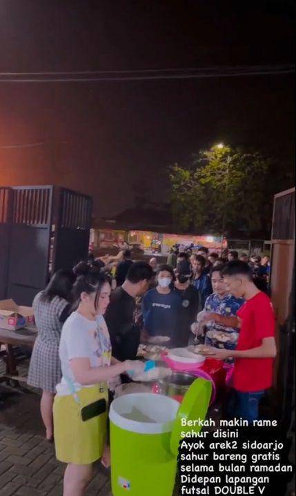 Via Vallen bagi makan sahur gratis (instagram.com/chevra_yo88 via instagram.com/indozone.id)