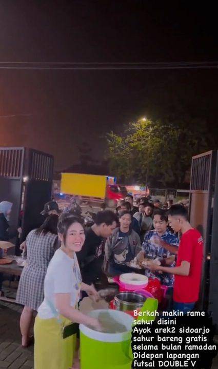 Via Vallen bagi makan sahur gratis (instagram.com/chevra_yo88 via instagram.com/indozone.id)