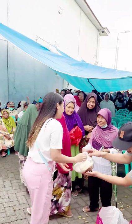 kolase Via Vallen bagi makan sahur gratis (instagram.com/viavallen via instagram.com/ardivyanisty)