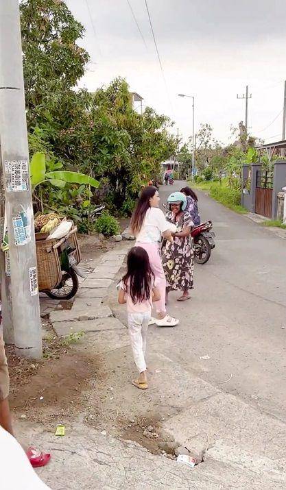 kolase Via Vallen bagi makan sahur gratis (instagram.com/viavallen via instagram.com/ardivyanisty)