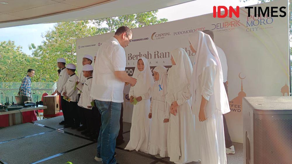 Podomoro City Deli mengajak 100 anak Panti Asuhan menikmati keseruan ngabuburit menunggu jam buka bersama di Delipark Mall Medan. (IDN Times/Arifin Al Alamudi)