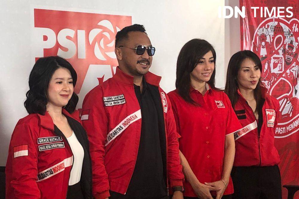 Ketua Umum PSI Giring Ganesha (tengah) bersama Ketua Dewan Pembina PSI Grace Natalie (kiri) di DPP PSI, Rabu (5/4/2023). (IDN Times/Melani Putri)