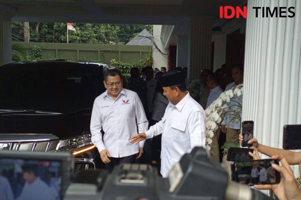 Ketum Partai Perindo, Hary Tanoesoedibjo menggelar silaturahmi politik dengan Ketum Gerindra, Prabowo Subianto di Kertanegara, Jakarta Selatan, Rabu (5/4/2023). (IDN Times/Yosafat Diva Bayu Wisesa)