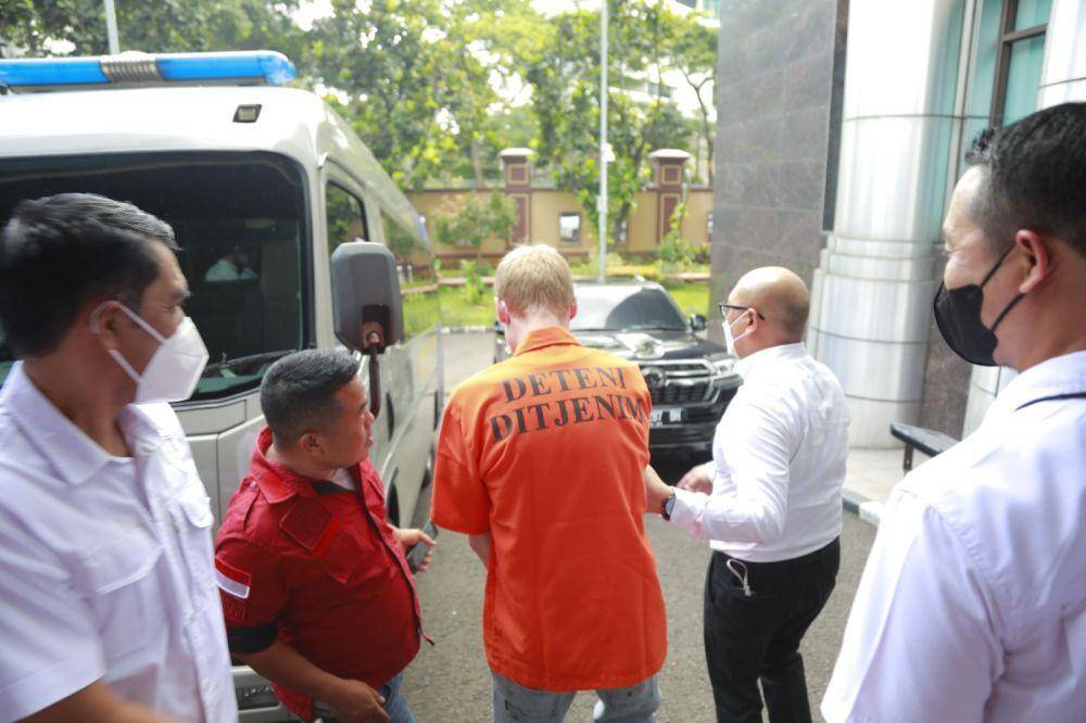 Konferensi pers kasus penyelundupan narkoba berupa ganja seberat 52 kg yang melibatkan WNA Rusia, Rabu (5/4/2023). (dok. Ditjen Imigrasi)