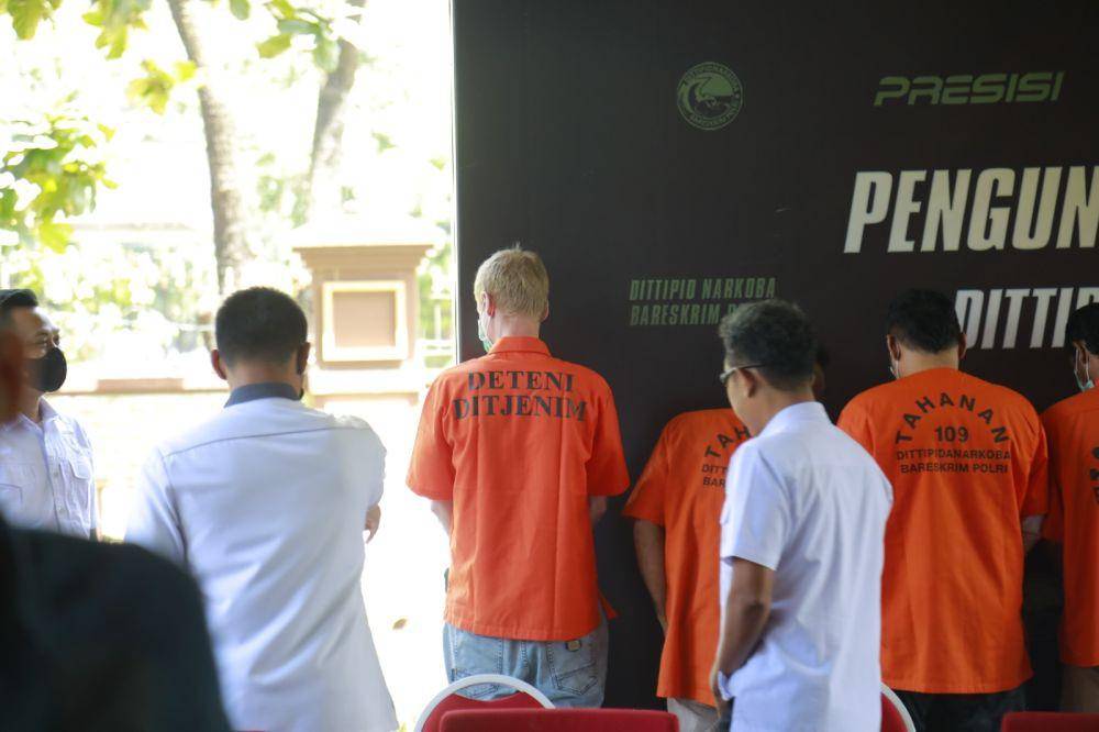 Konferensi pers kasus penyelundupan narkoba berupa ganja seberat 52 kg yang melibatkan WNA Rusia, Rabu (5/4/2023). (dok. Ditjen Imigrasi)