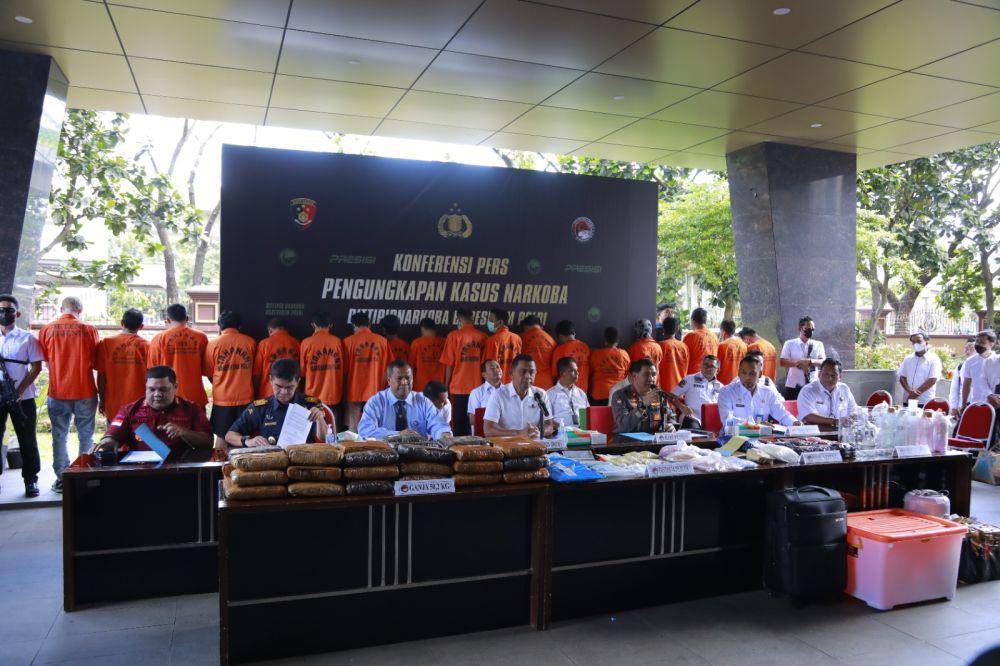 Konferensi pers kasus penyelundupan narkoba berupa ganja seberat 52 kg yang melibatkan WNA Rusia, Rabu (5/4/2023). (dok. Ditjen Imigrasi)