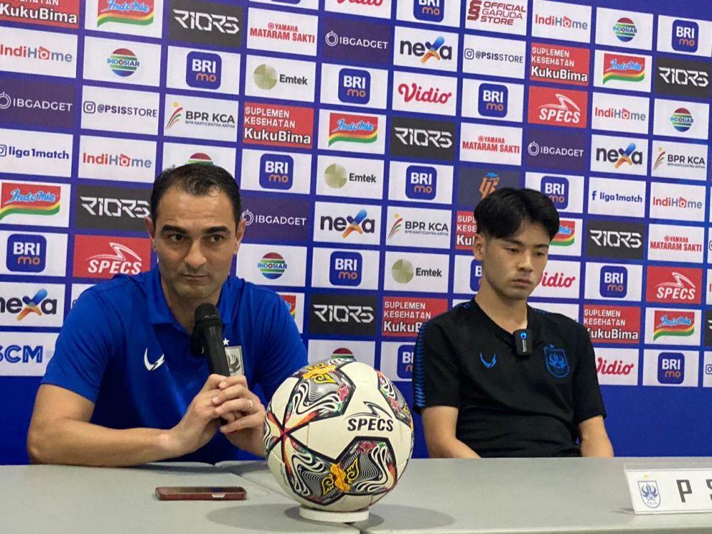 Pelatih kepala PSIS Semarang, Gilbert Agius bersama pemain PSIS, Taisei Marukawa dalam jumpa pers sebelum laga lawan PSM Makassar di Semarang, Rabu (6/4/2023). (dok. PSIS)