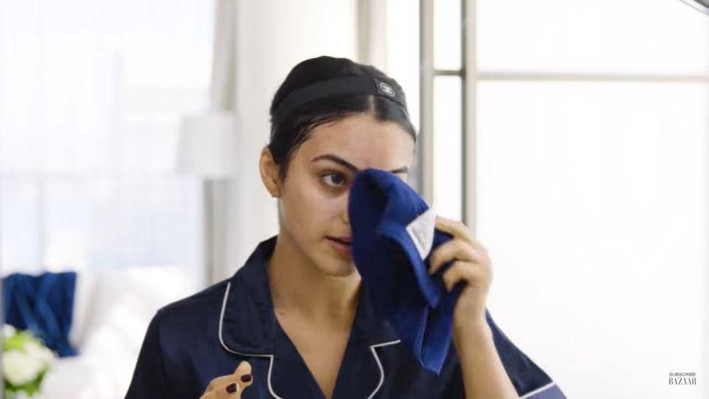 Cuplikan Camila Mendes' Nighttime Skincare Routine (youtube.com/Harper's BAZAAR)