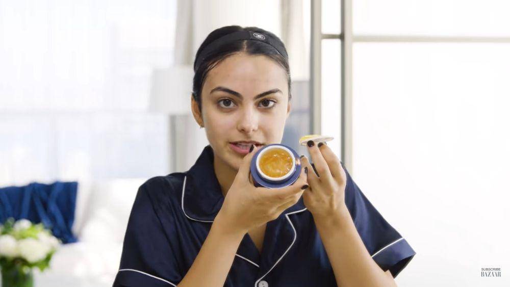Cuplikan Camila Mendes' Nighttime Skincare Routine (youtube.com/Harper's BAZAAR)