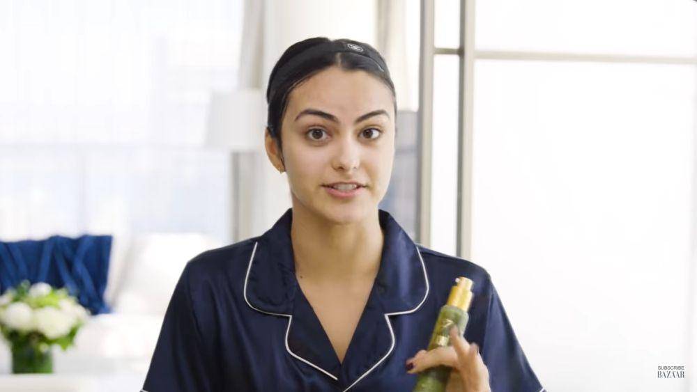 Cuplikan Camila Mendes' Nighttime Skincare Routine (youtube.com/Harper's BAZAAR)