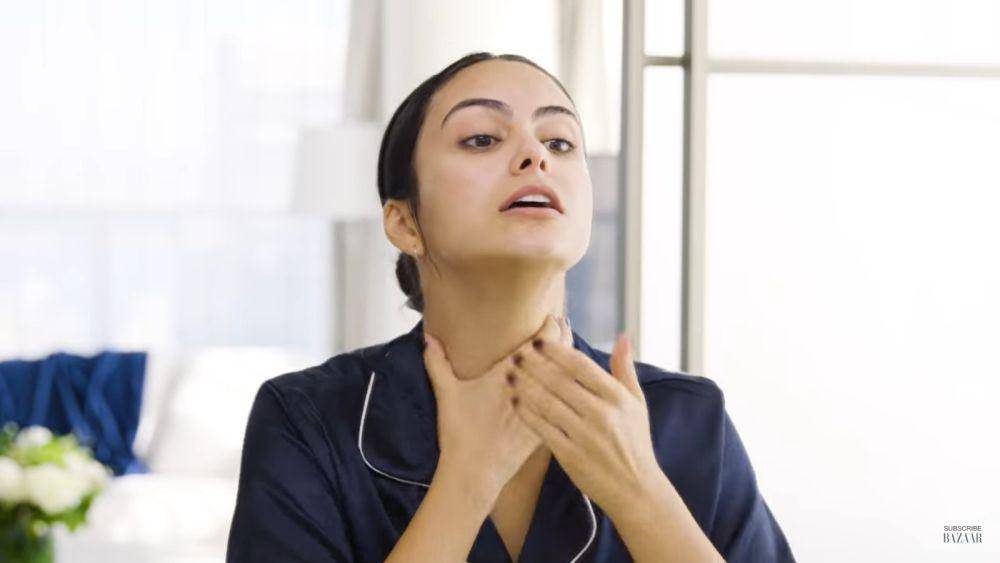 Cuplikan Camila Mendes' Nighttime Skincare Routine (youtube.com/Harper's BAZAAR)