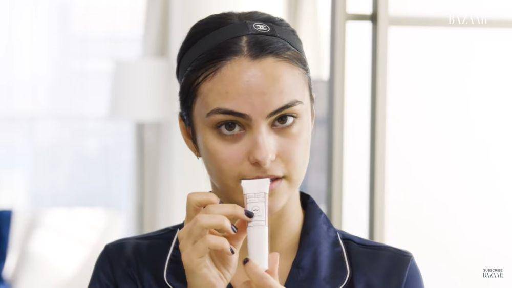 Cuplikan Camila Mendes' Nighttime Skincare Routine (youtube.com/Harper's BAZAAR)