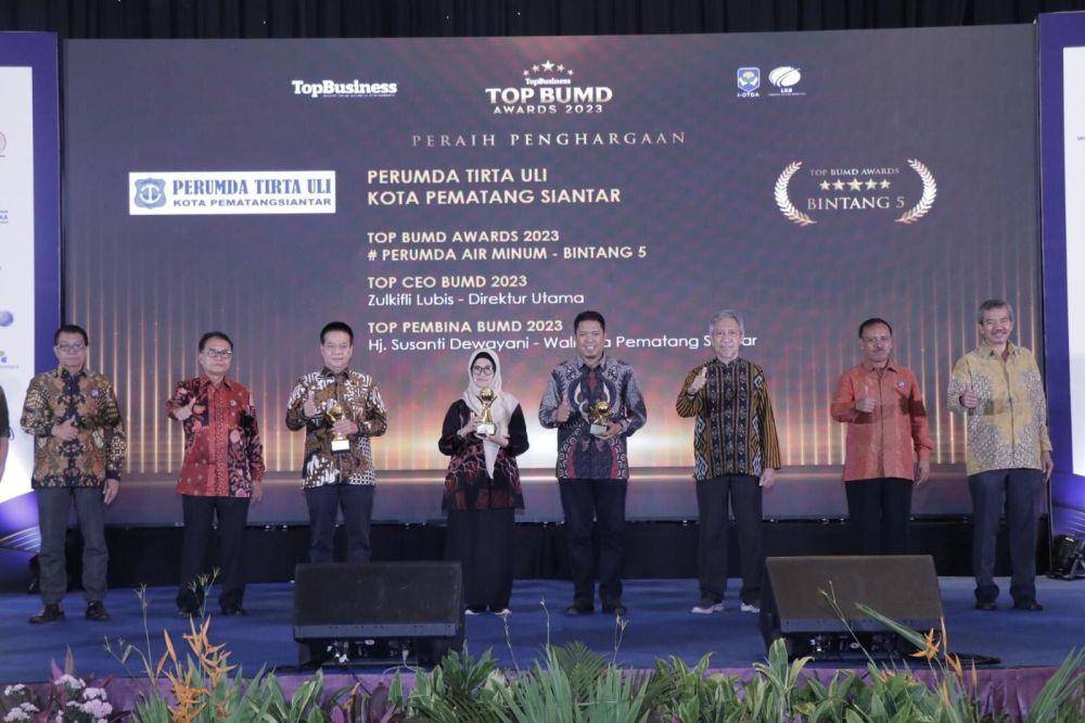 Wali Kota Pematang Siantar, dr Susanti Dewayani SpA, menerima Top BUMD Awards 2023 yang diserahkan di hotel Raffles Jakarta, Rabu (5/4/2023). (Dok. IDN Times)