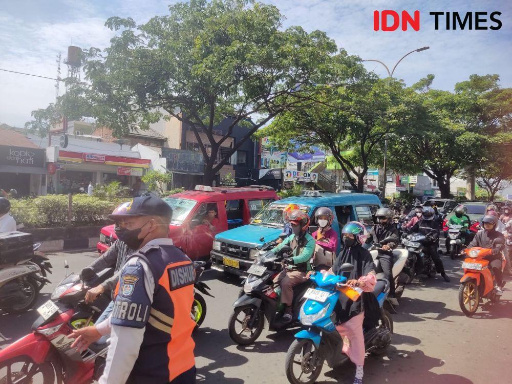 Kemacetan disebabkan kecelakaan lalu lintas di Jalan Raya Margonda, Kota Depok. (IDNTimes/Dicky)