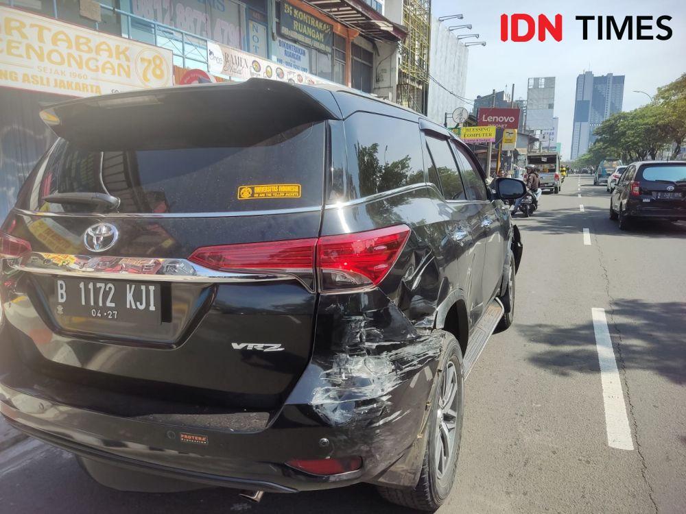 Kendaraan Fortuner terlibat kecelakaan lalu lintas di Jalan Raya Margonda, Kota Depok. (IDNTimes/Dicky)