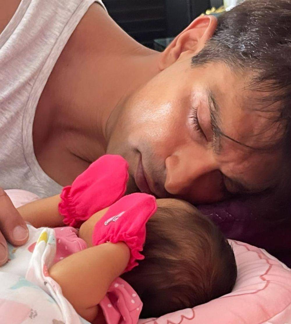 Karan Singh Grover dan putrinya (instagram.com/bipashabasu)