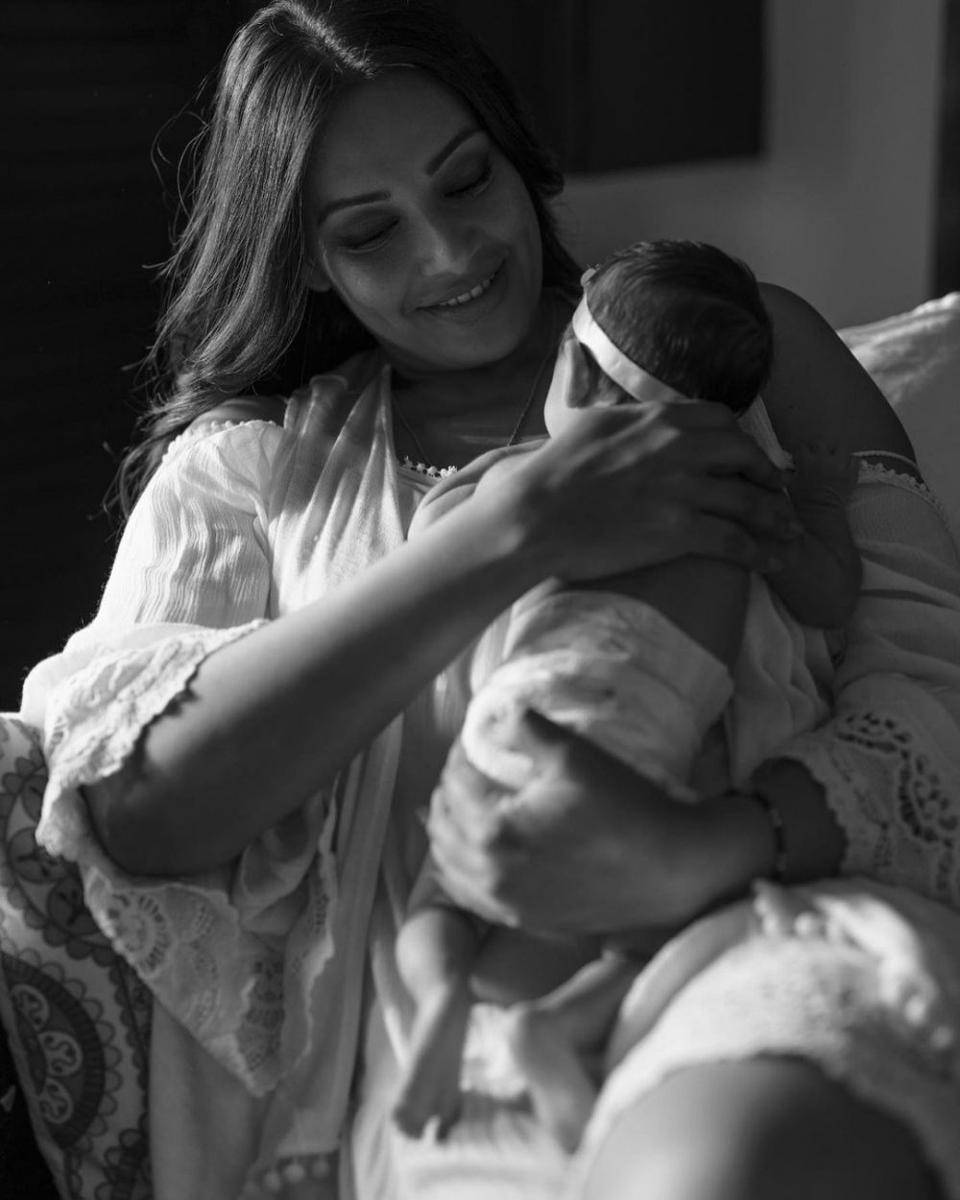 Bipasha Basu dan putrinya (instagram.com/bipashabasu)