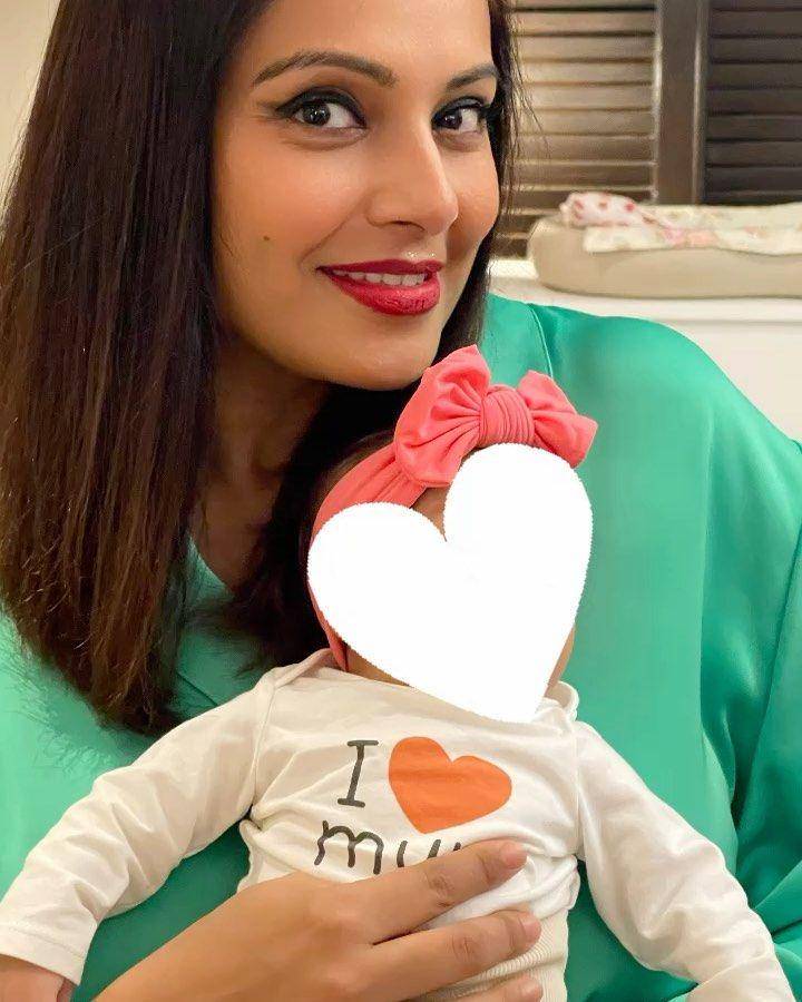 Bipasha Basu dan putrinya (instagram.com/bipashabasu)