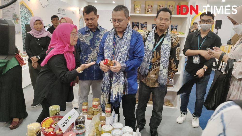 Direktur Utama PT Pegadaian Damar Latri Setiawan saat melihat berbagai produk UMKM binaan. (Dok. IDN Times/Marwan Fitranansya)