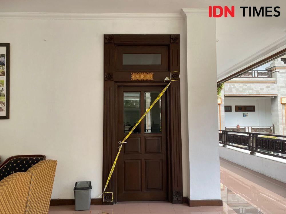 Kantor Kepala Dinas PUPR Kabupaten Badung yang disegel, Kamis (6/4/2023). (IDN Times/Irma Yudistirani)