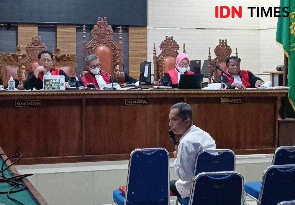 Terdakwa Karomani menjadi saksi di perkara suap PMB Unila di PN Tipikor Tanjungkarang, Kamis (6/4/2023).