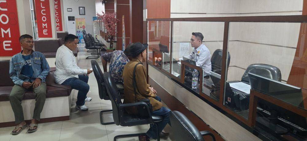 Pihak keluarga didampingi pengacara melaporkan perusahaan sawit di Banyuasin ke Polda Sumsel (Dok: istimewa)