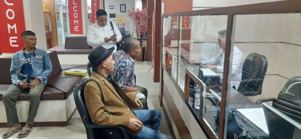 Pihak keluarga didampingi pengacara melaporkan perusahaan sawit di Banyuasin ke Polda Sumsel (Dok: istimewa)