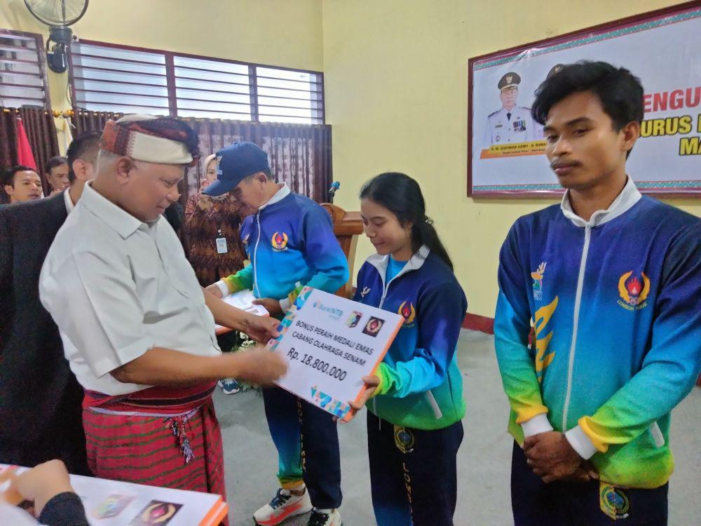 Pemberian bonus kepada atlet berprestasi