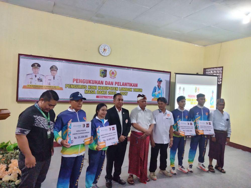 Pemberian bonus kepada atlet di Lotim