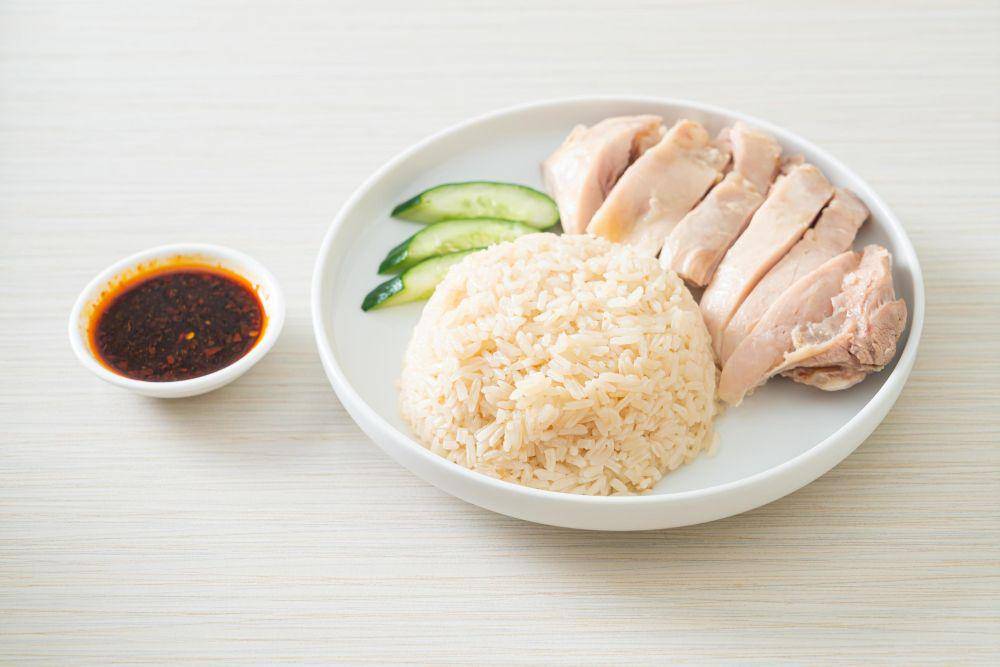 ilustrasi nasi ayam hainan (vecteezy.com/Natthapon Ngamnithiporn)