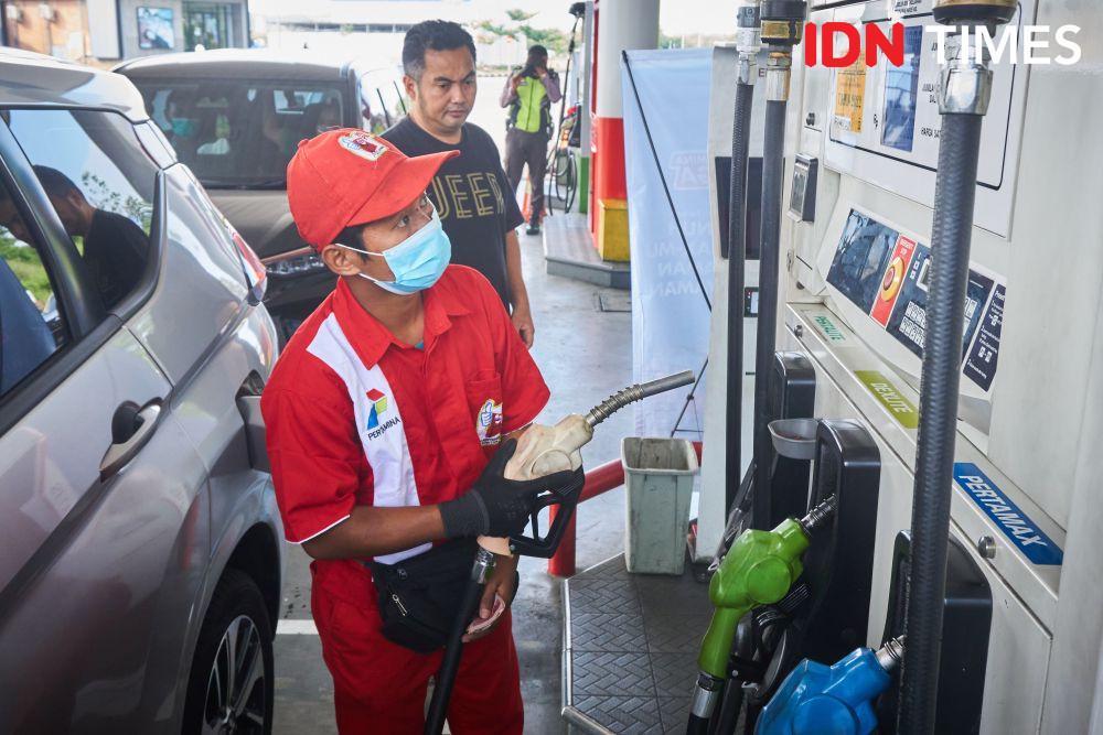 Aktivitas pengisian bahan bakar minyak (BBM) di SPBU Pertamina di rest area KM 379A ruas jalan tol Batang-Semarang, Kabupaten Batang, Jawa Tengah (IDN Times/Dhana Kencana)