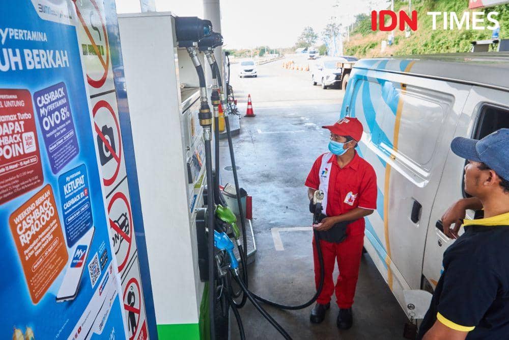 Aktivitas pengisian bahan bakar minyak (BBM) di SPBU Pertamina di rest area KM 379A ruas jalan tol Batang-Semarang, Kabupaten Batang, Jawa Tengah (IDN Times/Dhana Kencana)
